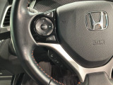 ステアリングにオーディオ操作スイッチが付いています。オーディオ画面に直接タッチしなくても操作が出来ますので、運転に集中できます。