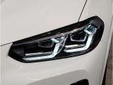 BMWの伝統の丸目4灯ヘッドライトでございます。LEDライトで視認性もよく明るく安全性の向上につながります。
