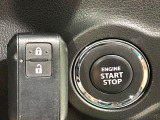 【キーレススタートシステム】カバンやポケットに入れたままでもドアの施錠・解錠が可能なスマートキーを装備。エンジンのオン・オフ時もカギを取り出す必要が無いからとっても便利です♪
