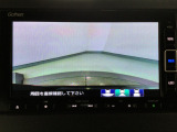【バックカメラ】運転が苦手な方も車庫入れラクラクです!ギアをリバースに入れれば自動的に切り換わりますので、面倒な操作は不要です♪狭い駐車場もお車を傷つけず安心ですね!