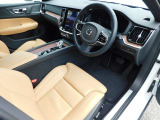 フロント2席はシートヒーター。シートクーラー装備。シートクーラーは特に暑い季節のドライブを快適にしてくれます。