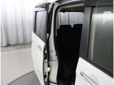 両側パワースライドドア付きだから、狭い駐車スペースなどでの 乗り降りラクラク!小さなお子さまのいるご家庭には嬉しい装備。