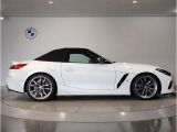 【BMWの伝統-3】BMWのお車は、&ldquo;駆け抜ける歓び&rdquo;を体現しております。走行の安定性とコーナリングの良さを追求し、思い通りにハンドルの操作可能です。