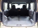 後席を左右とも倒した状態です。荷室は防汚素材で汚れてしまっても拭き取りができます。