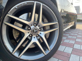 ●純正19インチアルミホイール:輸入車ならではの卓越した走りを支えるホイールと足回りです!日本車の走りに慣れている方にもぜひ体感して頂きたいほど、高いレベルでまとまっています!