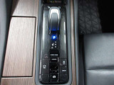 スムーズな操作で快適に運転を楽しめるよう、シフトポジションを電動で制御するエレクトロシフトマチックを採用