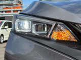 【LEDヘッドライト】とっても明るいLEDヘッドライトが装着されているので、夜の運転も明るく安全です。