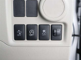 〈VSC〉は、車両の横滑りをセンサーが検知すると、4輪それぞれのブレーキの力とエンジンの出力を自動的に制御し、車両の安定性を確保します!