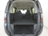 3列目シートは左右独立で収納することができます。3人乗車状態でより多くの荷物を積むことができます。