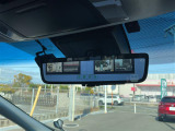 【 デジタルインナーミラー 】車両後方カメラの映像をミラーに映すことが出来ます! そのため、後席に人や荷物があって後方が見えづらい場合でもしっかり視界を確保することが出来ます!//