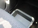 助手席下の収納スペースです