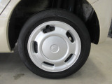 タイヤはスチールホイールで純正のホイールカバーを装備しています。