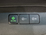 ECON モードをON にするとアクセルペダルの動きに対するエンジンの反応とエアコンの制御を切り換えることで、燃費のいい運転をするドライバーがペダルを踏んだ時と同じようにエンジンを制御します。