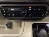 オートエアコンがついてますので、簡単操作で快適に過ごせます。リア熱線のスイッチの中にサイドミラーヒーターも入っています。パネル内のシートヒータースイッチは前席の左右別々に2段階で温度設定ができます。