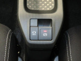 電動パーキングブレーキ&オートブレーキホールド機能付。「HOLD」スイッチを押しシステムONの状態にしておくことで信号待ちでブレーキを踏んで停車時ブレーキペダルから足を離してもブレーキを保持。楽です。