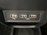 セレクトレバーの下に、スマートフォンなどの充電可能なUSB端子が2個、音源などの外部入力の可能なUSB端子が1個ついています。移動中に充電もできるので便利です。