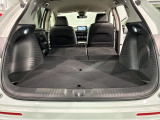 リア席を倒せば広々とした空間の出来上がり!床が低くフラットになり、天井までの高さがありますので積載が便利です。