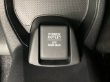 アクセサリーソケットはUSBのアダプターなどをつければ、スマホの充電にも使えます。周辺には物が置けるトレーがついています。