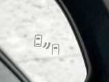 【ブラインドスポットモニター】走行中、ドアミラーの死角になりやすい箇所に後続車が接近するとサイドミラーのレンズに警告を表示!ドライバーに注意喚起をしてくれます。
