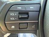 ステアリングから手を離さず操作できるオーディオスイッチを装備しています。