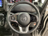 ハンドルにHondaセンシング系のクルーズコントロールやレーンキープアシストなどのスイッチと、オーディオの操作スイッチが装備されています。ハンドルから手を離さず安全に操作できます。