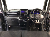 【前方視界】開放的な前方視界!運転がしやすく疲れにくいです♪窓が大きく、見通しがとっても良いおクルマですよ♪