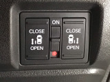 【両側パワースライドドア】両側がパワースライドドアになっており、運転席のスイッチやスマートキーでも開閉が可能です!開口部も広いので乗り降りも楽々♪
