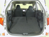 リアシートを倒せば広々荷室の出来上がり♪アレンジ次第でさまざまな荷物が積み込めますよ。