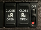 【両側パワースライドドア】両側がパワースライドドアになっており、運転席のスイッチやスマートキーでも開閉が可能です!開口部も広いので乗り降りも楽々♪