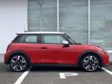 オリジナルサービスもついたMINI自動車保険も取り扱っております。MINI自動車保険にご加入いただくと、万一のトラブルを24時間365日サポートするエマージェンシー・サービスの〈プレミアム〉をご利用いただけます。