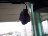 この車にはリアにもドライブレコーダーを装備しております◆映像・音声などを記録する自動車用の装置です。 もしもの事故の際の記録はもちろん、旅行の際の思い出としてドライブの映像を楽しむことができます。