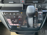 オートエアコンです!ボタンでの簡単な操作で室内を快適な温度にしてくれますので、夏場や冬場でも快適なドライブができます。