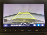 【バックカメラ】運転が苦手な方も車庫入れラクラクです!ギアをリバースに入れれば自動的に切り換わりますので、面倒な操作は不要です♪狭い駐車場もお車を傷つけず安心ですね!