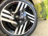 【純正アルミホイール】外観にマッチした純正アルミホイールを装着しております。各種社外アルミホイールや、スタッドレスタイヤも取扱いしております。是非ご相談ください♪