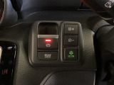 セレクトレバーの右に電子制御パーキングブレーキがあります。スイッチひとつで、停車した地点の傾斜などをシステムが検知・判断してブレーキ力を自動的に最適制御し、しっかり停車できるパーキングシステムです。