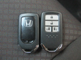 スマートキー付!キーを取り出さなくてもドアロックの施錠・開錠、エンジンの始動が出来ます!雨の日や荷物の多い日にとても便利ですね♪