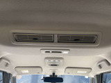 後席にも快適を!プラズナノイー技術搭載のリヤシーリングファン付です。天井のファンで後席へ送風。空気を循環させることで後席に座る人を快適にします。