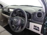 快適な操作性の運転席、ハンドルも綺麗に清掃済みです。もちろん安全を守るエアバッグも装備しているので安心してお乗りいただけます。