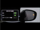 隣車線を走る車両をレーダーで検知し、ドアミラーでは確認しにくい後側方エリアに存在する車両に加え、急接近してくる車両も検知します。車両を検知するとドアミラーに搭載されたLEDインジケーターが点灯します。