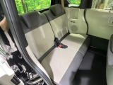 後部座席も気になるようなキズ・汚れやへたり等、大きなダメージはなく、良好な状態です。