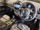 MINIの内装はとにかく『円』に拘ったデザインコンセプトが一目で伝わってきます。これほど円形に拘った車は他に御座いません。伝統のデザイン、トグルスイッチなど遊び心のある内装で御座います。