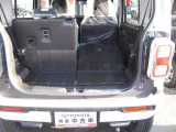 片側シートを倒して長めの荷物を積み込み出来ますよ!