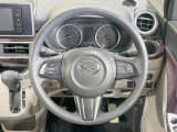 インテリアに合わせたデザインのステアリングは、運転される方のことも考え、運転しやすい形状、大きさです。是非一度、実際に触ってお確かめください。