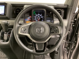 ハンドルにHondaセンシング系のクルーズコントロールやレーンキープアシストなどの操作スイッチが装備されています。ハンドルから手を離さず安全に操作できます。