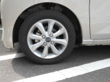アルミホイールが付いています。お洒落は足元からですね。