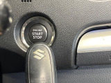 【キーレススタートシステム】カバンやポケットに入れたままでもドアの施錠・解錠が可能なスマートキーを装備。エンジンのオン・オフ時もカギを取り出す必要が無いからとっても便利です♪