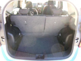 ラゲッジルームも広々としていて、様々な場面で使い勝手が良いです♪下の部分にはパンク修理キット+ジャッキが収納されています☆