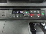 AUTOエアコンでいつでも快適な温度に!さらに運転席と助手席にはシートヒーターも付いています。