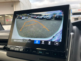 バックモニター装備。画面にて後方の確認が行えるので、バック駐車や車庫入れの際には重宝します。車の運転に慣れない方でも安心のガイドライン表示機能付。