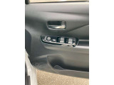 全席パワーウィンドウとなっています。運転席はオートになっているのでワンタッチ開閉することが出来ます。